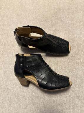 Earth Vickie Black Leather Bootie Sandals Block Heels Peep Toe Size 7 D Wide